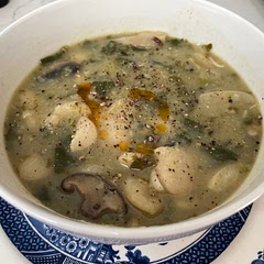 Substituted spring onions and shiitake mushrooms since I didn’t have pearl onions and chanterelles. Love this soup/stew. Just remember to remove kombucha after about 10 minutes. 

Finished with pepper and cayenne olive oil.