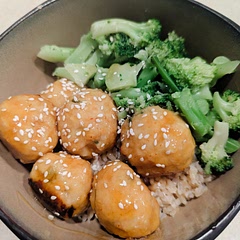 A quick and delicious meal that can easily be adjusted for additional servings. The whole thing comes together in around half an hour, so it is sure to become a go-to in your rotation!