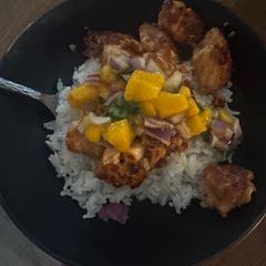 We didn’t have jalapeño or chili peppers but we used cayenne. Turned out great. Love the crunch from the onion. The creamy texture from the mango and avocado. Sweet and spicy flavours are well balanced.
