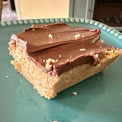Delicious! Like a slightly crumbly peanut butter cup. I used crunchy peanut butter.