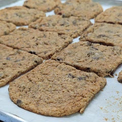 Incroyable recette de cookies, très bonne avec des cookies bien moelleux. Par contre ils sont incroyablement sucrés et gras, je vais tenter de diminuer les quantités pour la deuxième fournée.