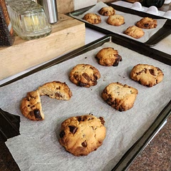 On a pas assez applatie les portion avant de les cuire ce qui fait des cookie vraiment épais. Et je ne sais pas pourquoi mais ils ont une texture sablé.