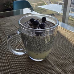 Delicioso con unos arándanos arriba