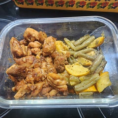 Cut up chicken into bite size pieces. Had to use canned greenbeans, that's what I had on hand and the squash was just bc I didn't want it to go to waste 🤗