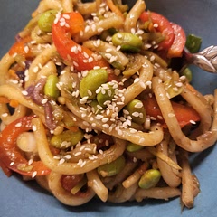 These Udon Noodles 🍜 are super quick & easy, but especially tasty! I didn’t adjust the spice & my 10 yo son gave it 7.5 / 10! ( He never eats Sriracha!) So I call this a win!
I used Broccoli slaw to get more veggies in!