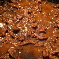 Sehr sehr leckeres Rezept - schmeckt wie das Original!

Ich habe noch ein wenig Chili Pulver hinzugegeben, damit es noch ein wenig würziger wird.

Das Soja Geschnetzelte schmeckt wie Fleisch, richtig gut.

5-6 Stunden Kochen würde ich es nicht. Bei uns reichte 2 Stunden aus, maximal 2,5 Stunden würde ich sagen.
Als Beilage haben wir Serviettenknödel gemacht.

Nach 1 Stunde würde ich zudem den Topf mit dem Deckel halb abdecken, sonst bleibt nicht mehr viel über vom Gulasch.

Beim nächsten mal werde ich auch ein wenig mehr Flüssigkeit oder Zwiebeln nehmen. Leider war bei uns sehr viel  Soja Geschnetzeltes, und kaum Sauce.
Mit der Standard Mengenangabe sind es wahrscheinlich eher 4 Portionen.

Und: Lasst euch nicht täuschen, der Kochtopf ist am Anfang sehr voll, am Ende bleibt aber nur die Hälfte davon über, es verkocht sehr viel :)

Aber All in All: Sofort wieder! 