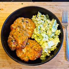 Gutes Grundrezept, welches sich leicht nach dem eigenen Geschmack varieren lässt. Ich selbst verwendete "Sockeye Alaska Rotlachs" und "Römersalat" sowie Einbringung von "Karpern" in den Patty's und dem Salat 😊