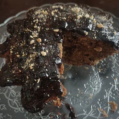 Really delicious, I added powdered sugar, baked it for around 30 minutes and added melted chocolate and crushed biscuits on top