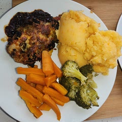 Absolutely banging, 👌🏻 so tasty with a little kick, served with sweet potato mash carrots and broccoli 