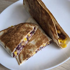 Very tasty! It's nice to have something good without meat sometimes. I would use less red onion, and for cheese lovers like me, don't hesitate to add more!