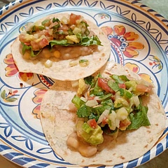 No encontré la receta pero lo usé como inspiración para mi almuerzo. No soy de Texas pero si de Mexico jaja así que me hice unos tacos de harina de frijol machacado con elote y le puse como toppings un piquito de gallo con aguacate y chingos de limón jaja y además lechuga. Mamalones