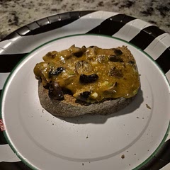 It is a very hearty, easy, and quick breakfast that is perfect on a chilly, rainy day. 