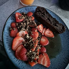 Turned out very dense and chocolaty but perfect. Had mine with some maple syrup as I skipped out sweetener and it was delicious.