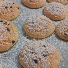 Ho seguito passo passo le indicazioni, ma l'impasto era troppo duro per essere da muffin, quindi alla fine con lo stesso impasto ho fatto dei biscotti e ci ho aggiunto lo zucchero a velo sopra. Son comunque buoni, ma non sono muffin ahahahaha