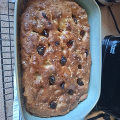 You need to oil the sides of the pan. Also 9x13 inches is 22x33 cm