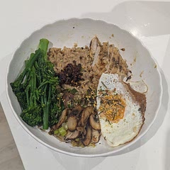 I loved this! I was never sure of savoury oats, but I get it now. There are lots of customisable toppings, and the miso mixed in is an umami flavour bomb. I made my oats in the microwave and pan-fried my toppings. I added leftover chicken. 

I didn't add the protein powder, so I added less water. The macros are still impressive regardless. 

Many ingredients, but minimal effort. I will make this again ☺️