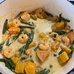 Allison does order in reverse: after onion & garlic she sautés shrimp then squash then add coconut milk + little water + patis + salt then green beans. She doesn’t include hot pepper just black pepper.