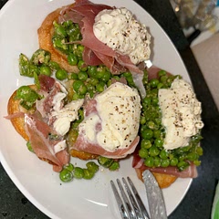 I brushed the bread with olive oil and crisped in the air fryer. One of my favorite things to eat. Unforgettable. Nothing more to say.