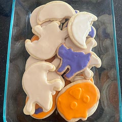 Made these for Halloween, the icing takes a long time to dry and it’s a little on the sweet side. The way I rolled these out, I only needed 6-7 minutes for the cookies. The cookies have a buttery taste, reminds me of those you would find in a tin