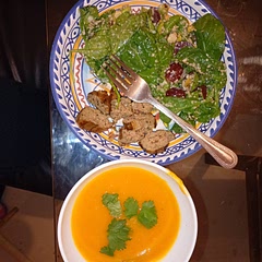 Oh por Dios, está ensalada está súper deliciosa. La mejor ensalada que he probado en mi mexicana vida. Yo la hice con espinacas en lugar de kale y omiti las moras porque no tengo. Y use crema agria en lugar de yogurt . Oh además la acompañe con una salchichita vegana y con una sopa de papa, zanahoria y camote.