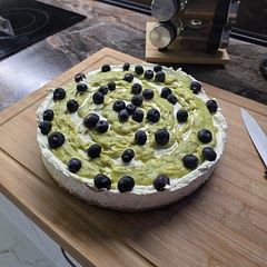 IT WAS DELICIOOOOUUSSS. I changed up a lot of things in the recipe but just to taste and it turned out fenomenalll. A hundred percent would make again. For the topping I melted together pistachio cream and white chocolate  - BEST DECISION EVER! I want to make it for my birthday now🤍💚🧡