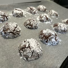 Wonderful recipe! I would suggest adding peppermint extract or crushed candy cane on top for a holiday twist!
3/4 cup of icing sugar would be more accurate for dipping