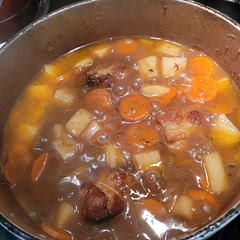 Extra. Fait avec des paupiettes de porc et du fond de veau(4 cuillères à café pour 400ml d'eau) 3 carottes 3 pomme de terre 