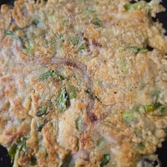 I omitted green beans and added shiitake mushrooms, king oyster mushrooms, and shredded gai lan leaves. I used leeks instead of scallions. I also made my own dipping sauce. I still used shredded turkey and chopped kimchi.