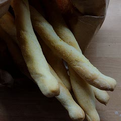 Approvata a pieni voti da tutti. Come dal panificio. 
Ho fatto i grissini in diverse versioni di recente e questi hanno proprio l'equilibrio perfetto. 
••