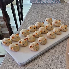 These are so darling! I am not on the FODMAP diet, but I couldn't resist making these cuties! Very easy recipe to follow. I poked little holes for eyes before baking to then do dollop of icing for the eyes. I didn't want to add the noses or tails because they were just so cute as they were. Highly recommend this recipe for adding a little whimsy to your holiday cookies. 