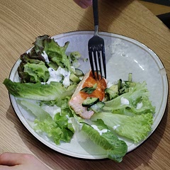 A very interesting experience, I diluted the salad with different types, just as simply fried salmon, instead of grilling. It was incredibly tasty and satisfying, the only thing was: I would not add so much oil