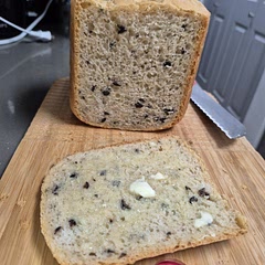 Fantastic. I subbed out about 3 ounces kalamata olive brine for a portion of the water. *Licks lips* 👄 🍞

And I didn't have minced dried onion, but had minced dried garlic 🧄😋