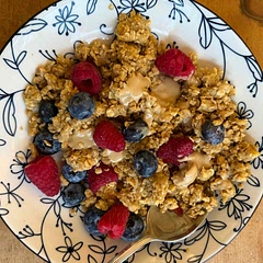 I used tahini to drizzle and maple syrup and added a sprinkle of pumpkin seeds. The perfect combo of banana bread and oatmeal!