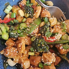 Delicious sauce and a variety of yummy veggies - a perfect meal 😋 