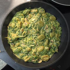 I used premade spinach and basil gnocchi so I can't say anything about the gnocchi recipe. I added onion as well and the spinach I used was frozen (and a bigger portion) so the color of the sauce got green as well. This was super delicious tho! I really liked the mushrooms and them being sliced, never would've done that on my own, I would've chopped them into smaller pieces, but they didn't mix that much flavorwise like this so it really made a great eating experience with different textures! I've never had gnocchi as delicious as these were, definitely gonna make it again! And I really want to try the gnocchi recipe next time, didn't have much time today so I chose the premade ones but I'll try it out next time!