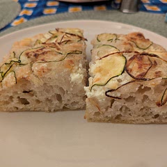 Durch die Creme Fraiche betrug die Backzeit länger als im Originalrezept angedacht, insgesamt etwa 35min. Dadurch wurde d. Foccacia auch oben nicht ganz so knusprig. Ich habe auch etwas zu großzügig Öl genommen! 