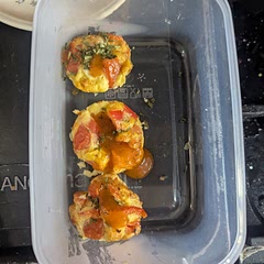 Didn't have spinach, onion or mushrooms (rip). It was still yummy with less ingredients. I did add some seasoning to the egg mix to add more flavour