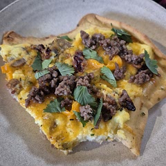 An A+ breakfast casserole 🍕 creamy and creamy beschamel eggs as the "sauce" layer over my homemade crust 👩‍🍳 3 eggs was sufficient and sun dried tomato 🍅 gave it that "pizza" taste 