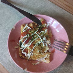 Added chives, mayo and chilli on top
Very yummy. 