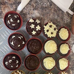 It was first time piping with buttercream and was awesome. Great recipe. No complaints.