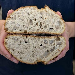 Długa, kilkunastogodzinna fermentacja to taki „magiczny czas”, w którym bakterie kwasu mlekowego robią za nas część pracy – wstępnie trawią gluten.



Zakwas neutralizuje kwas fitynowy (taki „złodziej” minerałów w zwykłym pieczywie). Dzięki temu organizm lepiej wchłania ten magnez i cynk, które siedzą w mące.

Taki bochenek ma znacznie niższy indeks glikemiczny niż marketowe bułki. Nie funduje cukrowego rollercoastera, więc syci na dłużej.

Produkty metabolizmu dobrych bakterii wspierają wewnętrzną armię w jelitach, jak probiotyk.

Dzięki temu chleb jest lekki dla żołądka.