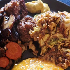 Hier mit Süßkartoffel-Stampf. Er lässt sich gut mit Pastinake aufpeppen. Ich habe zu den Frikadellen noch Pilze und Möhre gegeben, um mehr Farbeins Gericht zu bringen. Mir schmeckt Wirsing stärker gebräunt. 😅