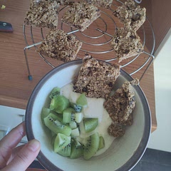 Inspired by another commenter, I made one sheet and cut them afterwards :) 175°C 20min + cooling. 
Stay good outside fridge for at least 3d, but dry