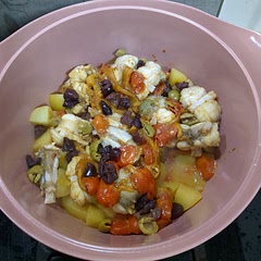 È meglio preparare la base prima ( lessare le patate, arrostire il peperone e marinare il pesce) 40 minuti prima di cena cominciare a cucinare 