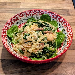 Added a bed of spinach and a bit of chorizo with the shrimp. Delicious!😋