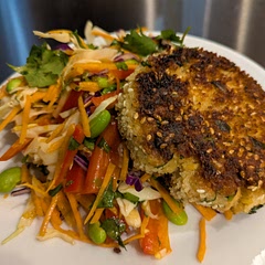 Really enjoyed. Made with salmon cake.