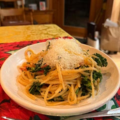 One of my favorite recipes if I’m gonna make pasta (which I don’t make a ton of). No wonder this original “Meghan Markle Pasta” went viral!