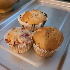 Muy ricos muffins. Estaba algo indecisa con la pimienta así que solo le puse la mitad y quedó bien, aunque en uno de los muffins se concentro mucho y si sabía picoso jajaja pero bueno, creo que a la próxima no le pondría pimienta. También la receta incluye aceite pero en las instrucciones no viene cuando agregarlo, yo simplemente intuí hacerlo con el huevo y vainilla y salió de maravilla.