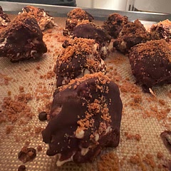 Use ricotta cheese instead of cottage. If you use cottage cheese you will need to add something that will bind the ingredients together. I used muesli. It also helps to put the balls in the freezer for 10 minutes before adding the chocolate.