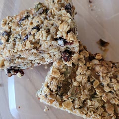 Mon meilleur mix à date : 1 t pépites chocolat, 1 t cashews, 1 t canneberges séchées, 1 t graines de citrouille et 3 grosses poignées de Chia. Bien écraser avec une autre tôle pour que les barres se tiennent bien. 